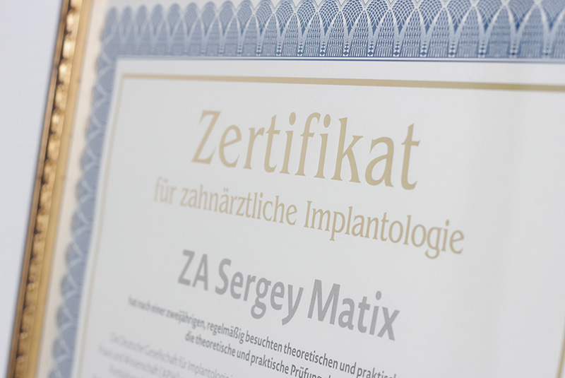 Zertifikat für zahnärztliche Implantologie